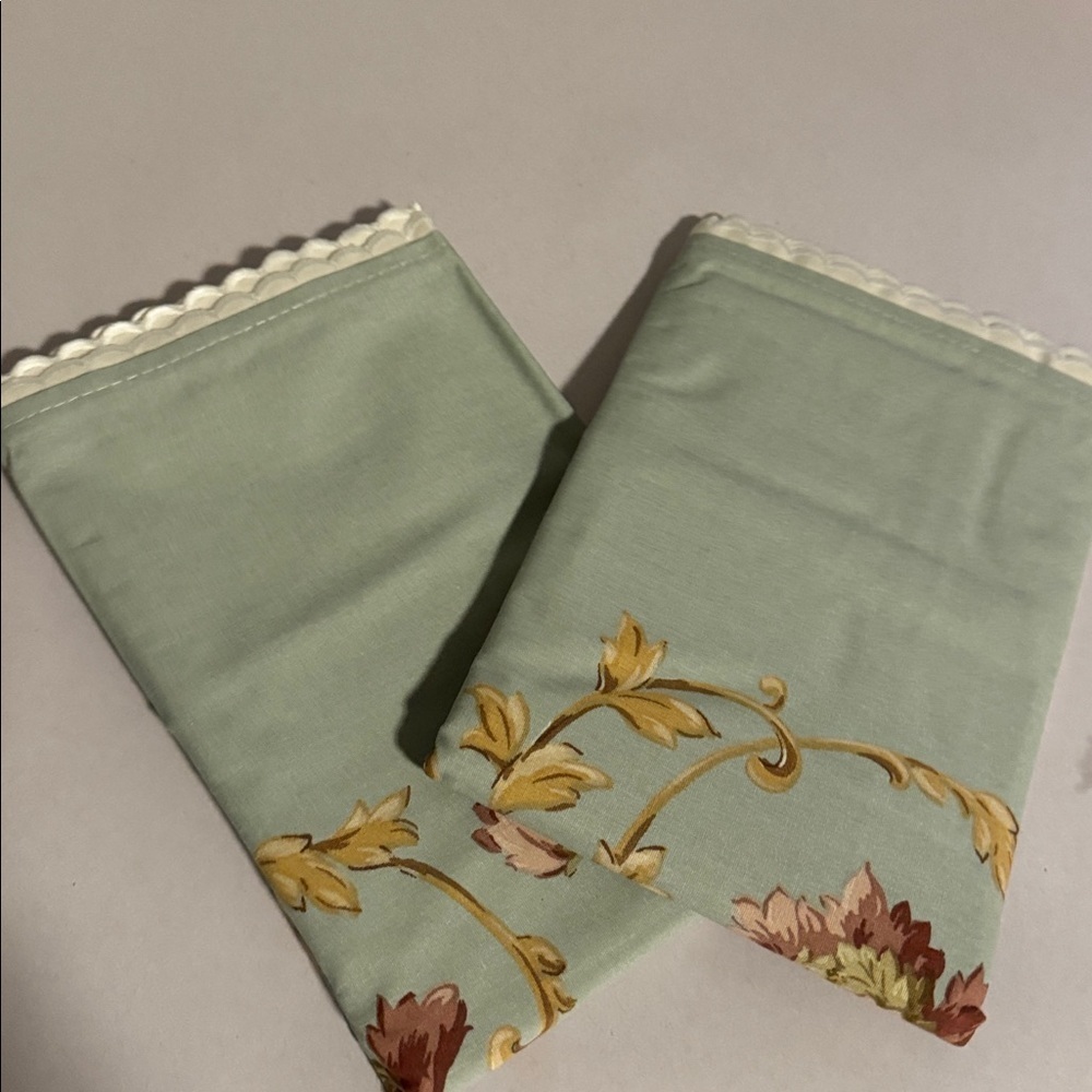 VTG Jessica McClintock GUNNE SAX 2 Standard pillow cases Eyelet floral Cottage